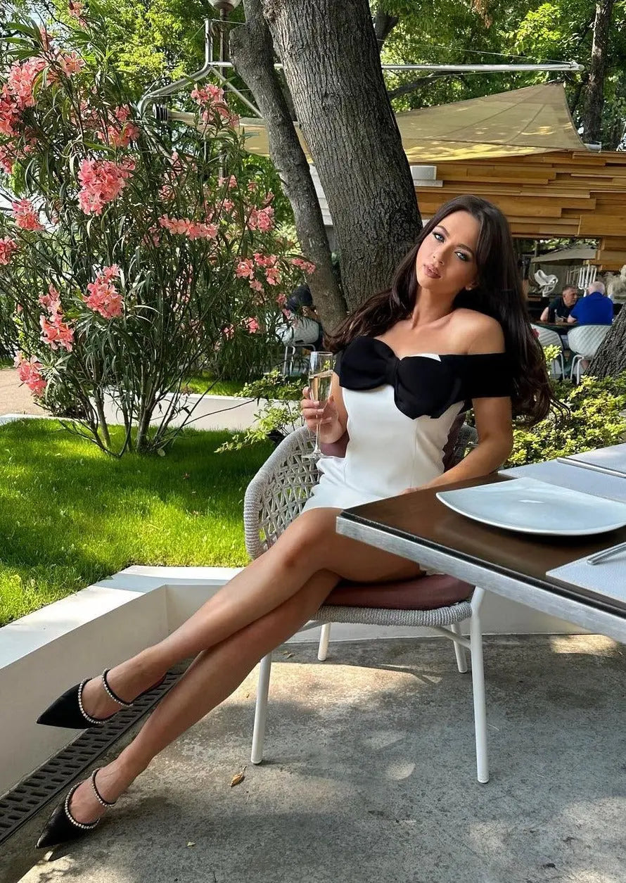 Eloise | Witte Minidress met Zwarte Strik & Carmen-Uitsnijding