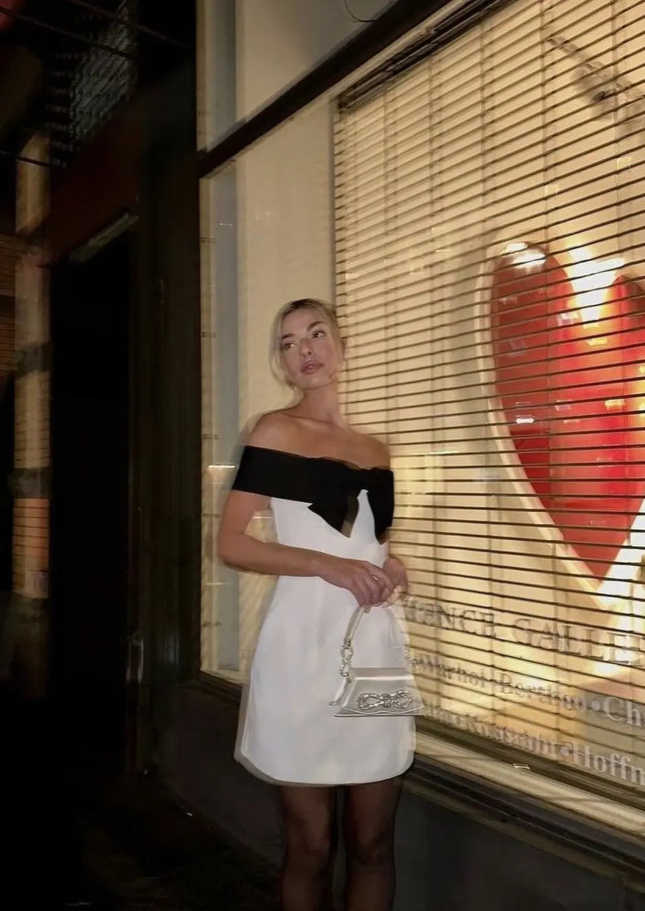 Eloise | Witte Minidress met Zwarte Strik & Carmen-Uitsnijding