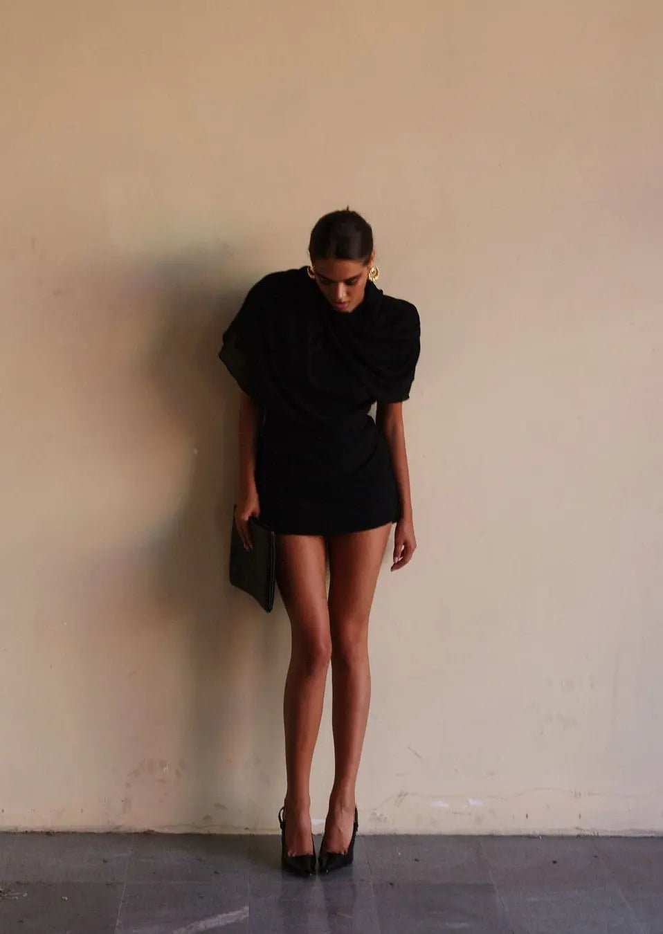 Carmen | Zwarte Drapé-Minikleed met Hoge Schouderpartij