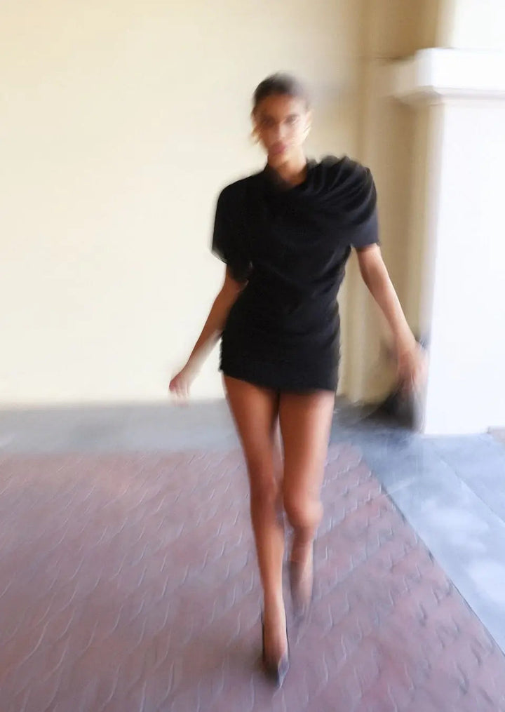 Carmen | Zwarte Drapé-Minikleed met Hoge Schouderpartij