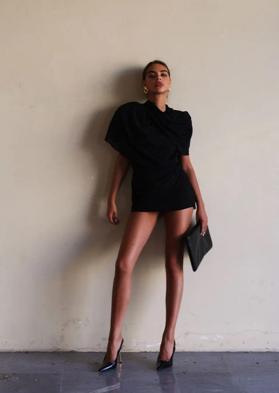 Carmen | Zwarte Drapé-Minikleed met Hoge Schouderpartij