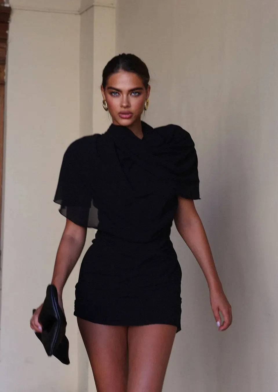 Carmen | Zwarte Drapé-Minikleed met Hoge Schouderpartij