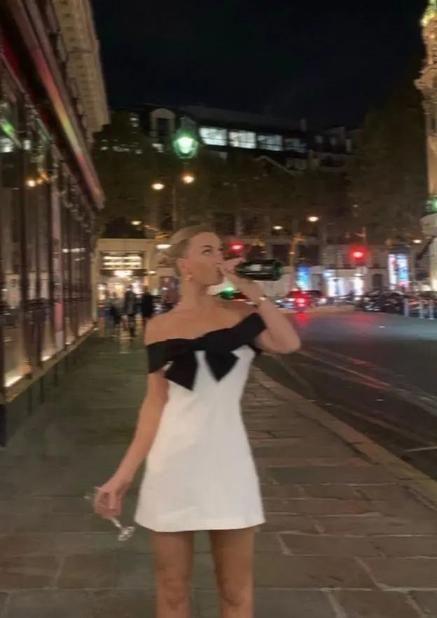 Eloise | Witte Minidress met Zwarte Strik & Carmen-Uitsnijding