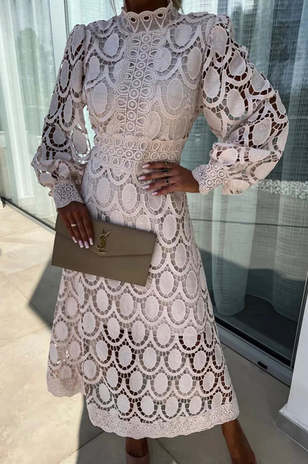 Elegante kantjurk met hoge kraag en transparante details