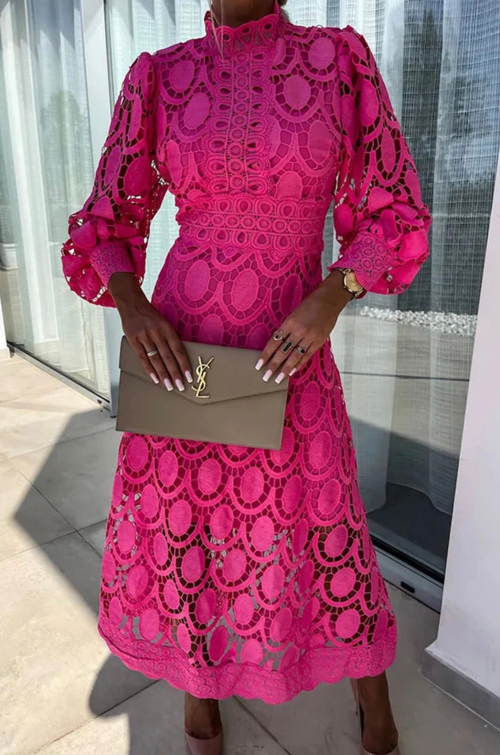 Elegante kantjurk met hoge kraag en transparante details