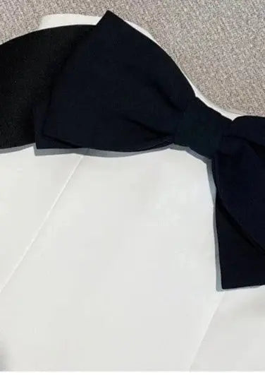 Eloise | Witte Minidress met Zwarte Strik & Carmen-Uitsnijding